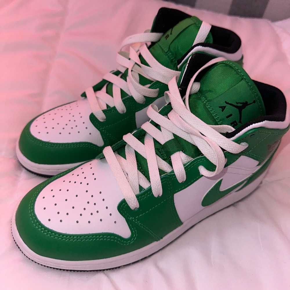 Jordan 1 Mid 5.5 Y
